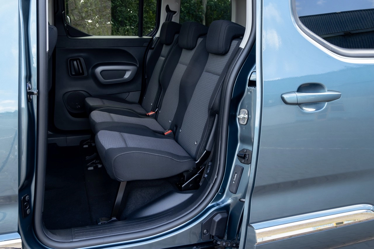 2024 Proace City Family L1 BEV Libeccio blue Interior 010
